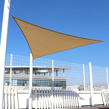 Der Sun Sail Shade hat ein durchhangfreies Design und eine kleine Standfläche